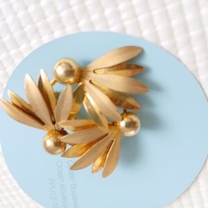 Vintage Gold tone Daisies bouquet Brooch, 1 5/8, mint, unique